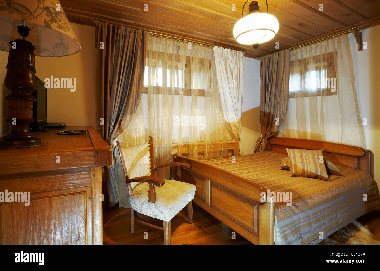 Chambre avec mobilier en bois de style ancien, l'intérieur des chambres  d'hôtel Photo Stock - Alamy