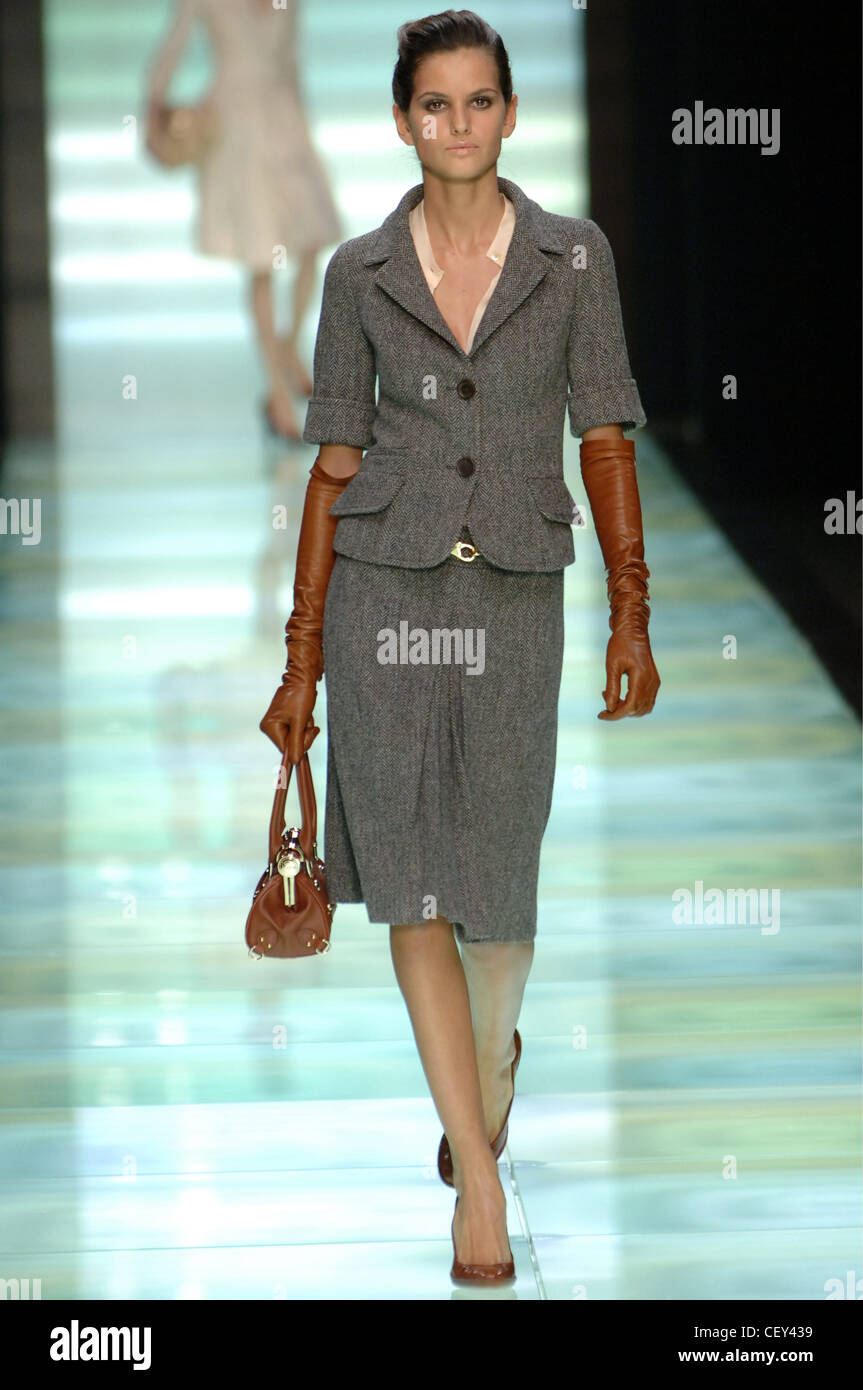 Celine Pret a Porter Paris UN W modele femme brune les cheveux tire en arriere portant un veston de flanelle grise et jupe Photo Stock Alamy