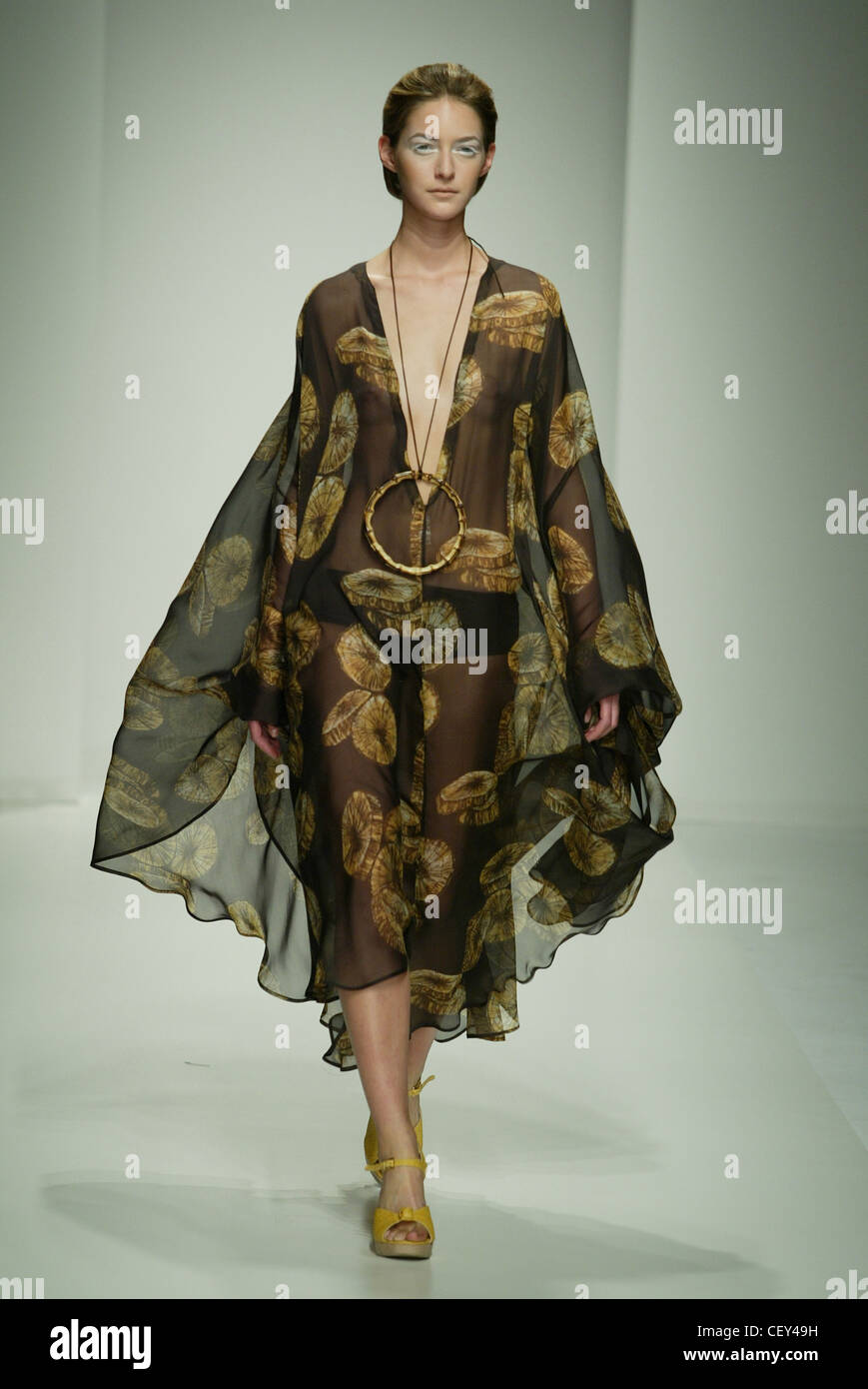Le Pecorino Milan Printemps Été brunette Model wearing face off cheveux brun chocolat pure long imprimé caftan tranches de banane, Banque D'Images