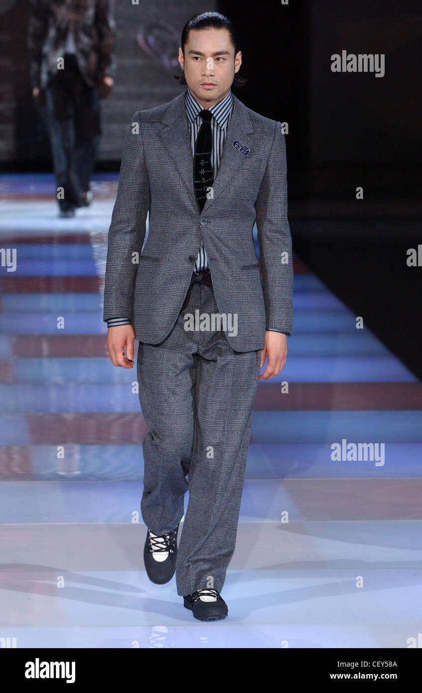 Vêtements pour hommes Emporio Armani Milan Prêt à Porter Automne Hiver  check gris costume et cravate Photo Stock - Alamy