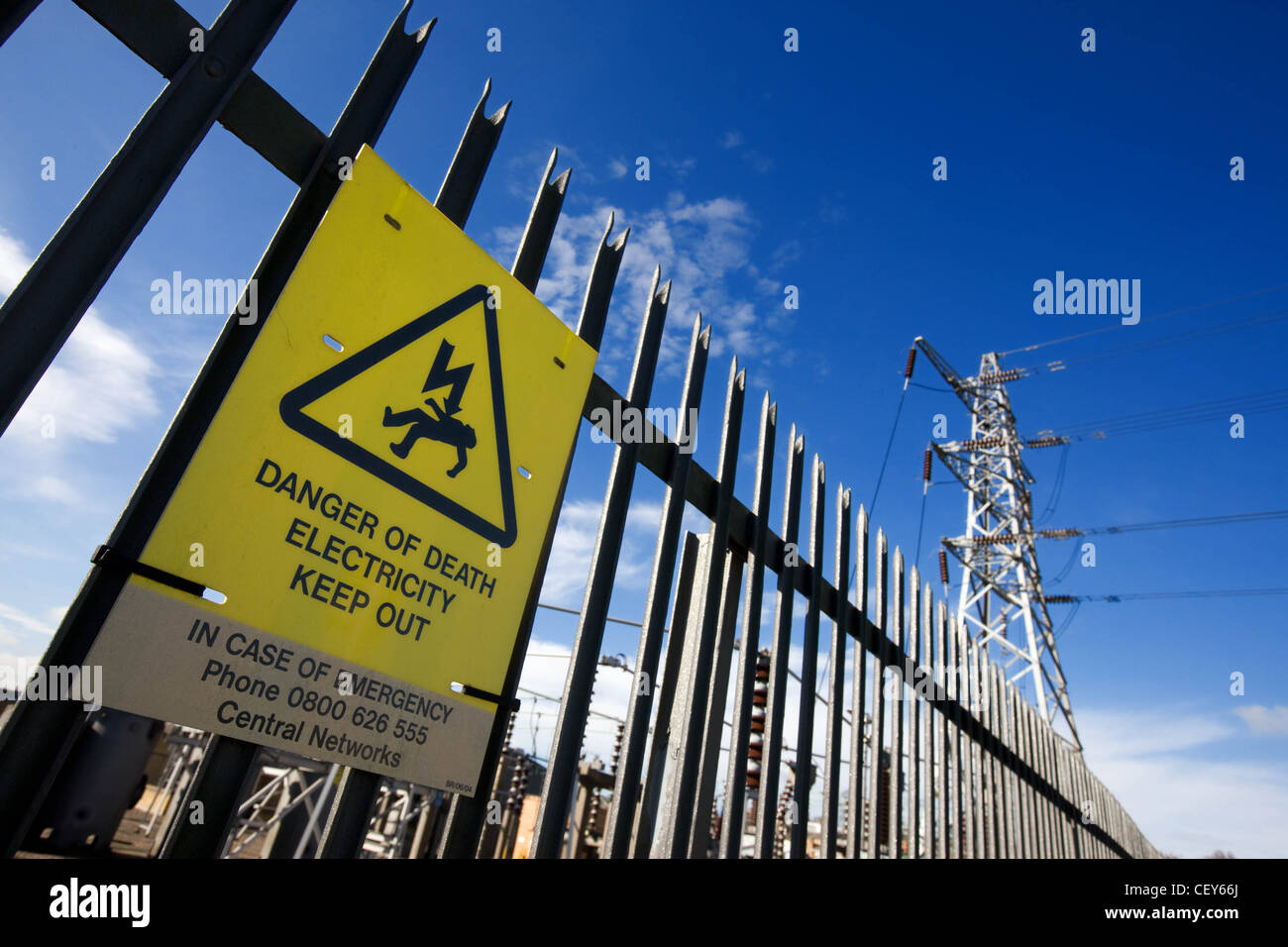 Des barrières de sécurité sur une station de l'électricité avec Danger de mort Sign Banque D'Images