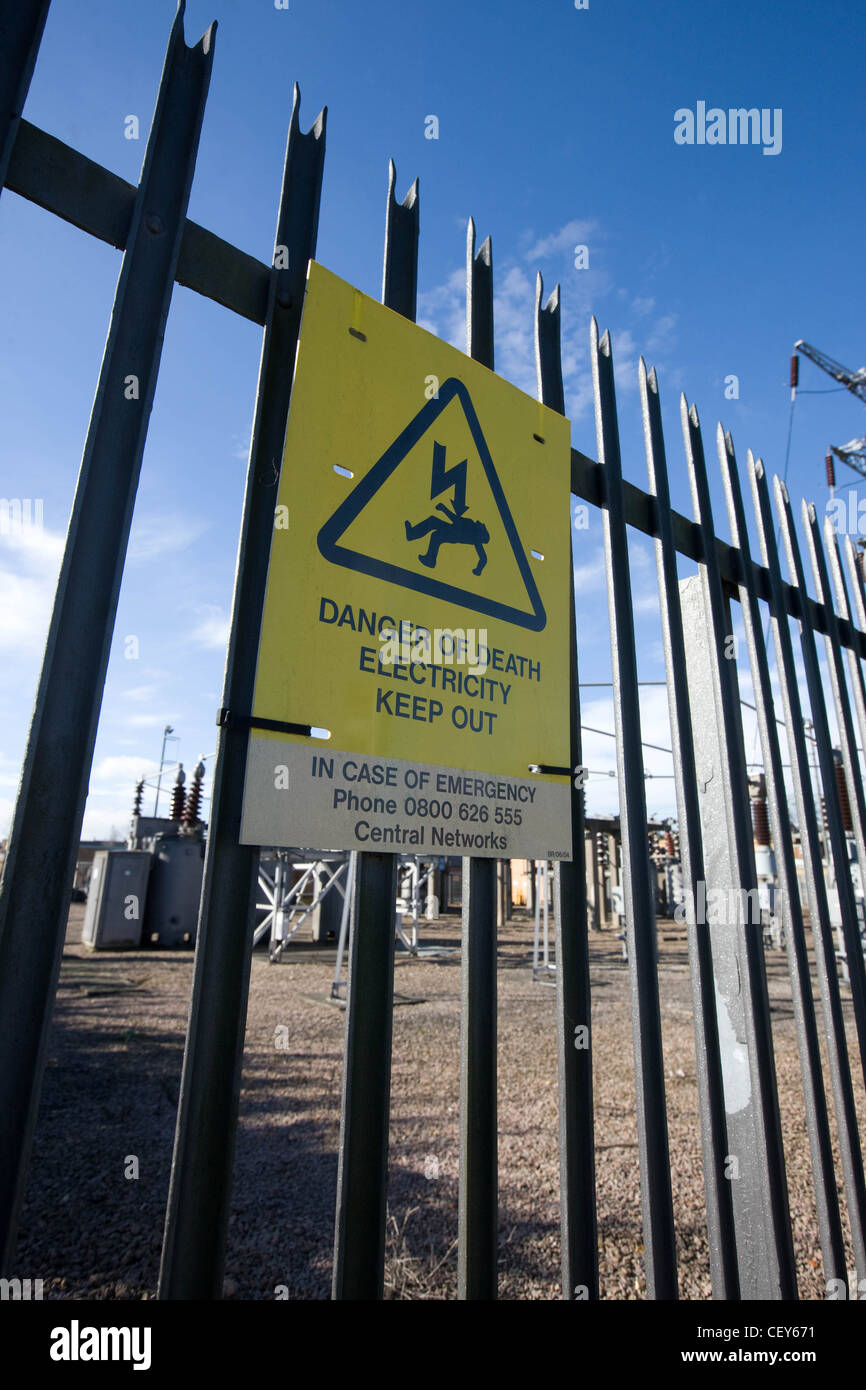 Des barrières de sécurité sur une station de l'électricité avec Danger de mort Sign Banque D'Images