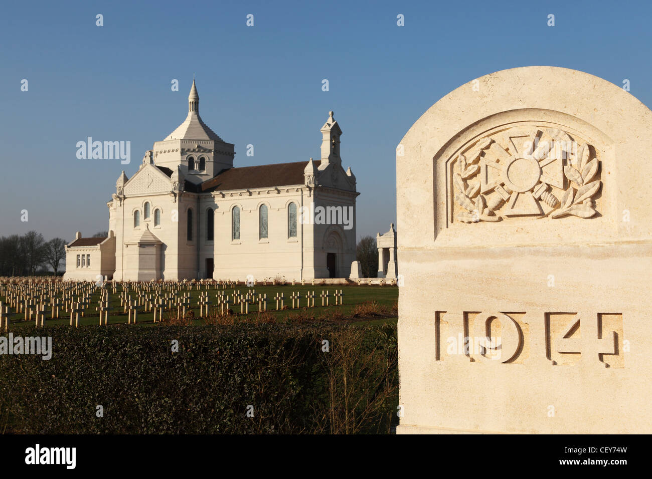 L'année 1914 est inscrit sur le portail de la guerre nationale française au cimetière Notre-Dame de Lorette à Ablain-Saint-Nazaire. Banque D'Images