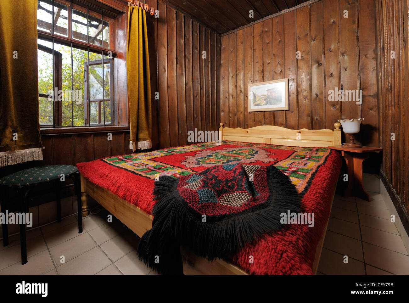 Chambre traditionnelle dans une maison rurale en Bulgarie Banque D'Images
