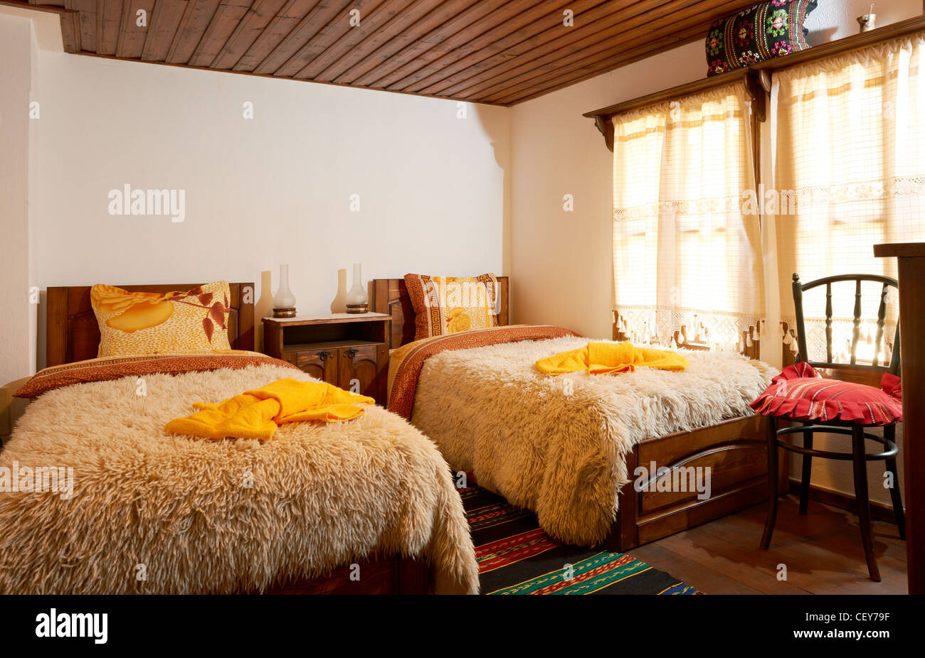 Intérieur de petite chambre dans maison d'hôtes traditionnelle en Bulgarie Banque D'Images