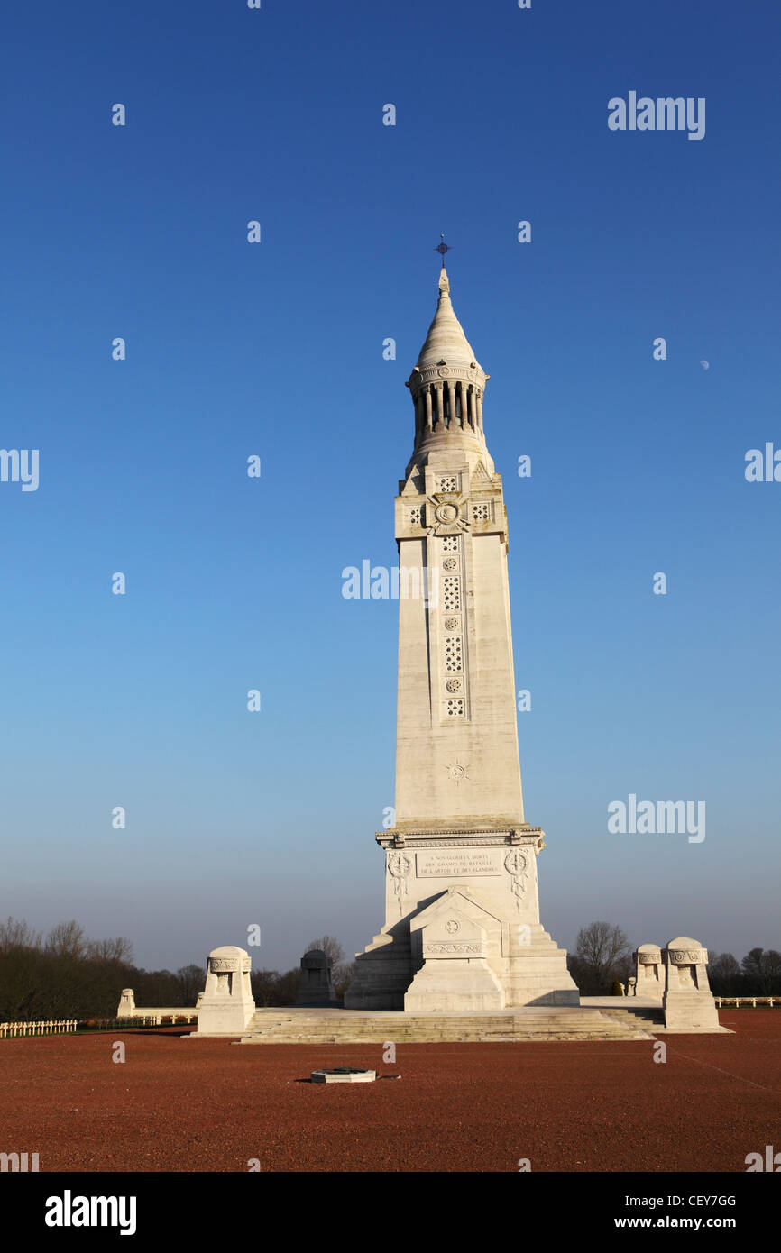 La tour lumineuse à la guerre nationale française au cimetière Notre-Dame de Lorette, Ablain-Saint-Nazaire, France. Banque D'Images