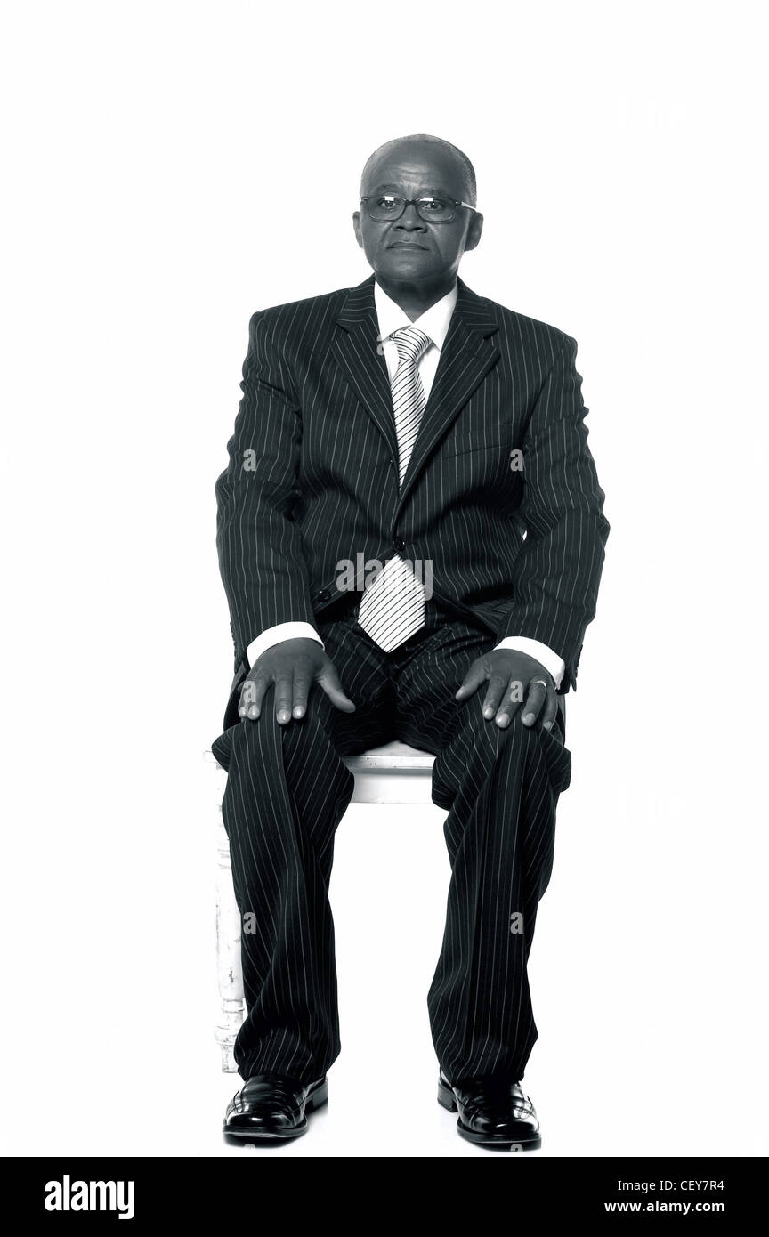 Osez être différent père de la Mariée de porter un costume pinstripe, chemise blanche, cravate rayée, assis sur une chaise Promise Banque D'Images