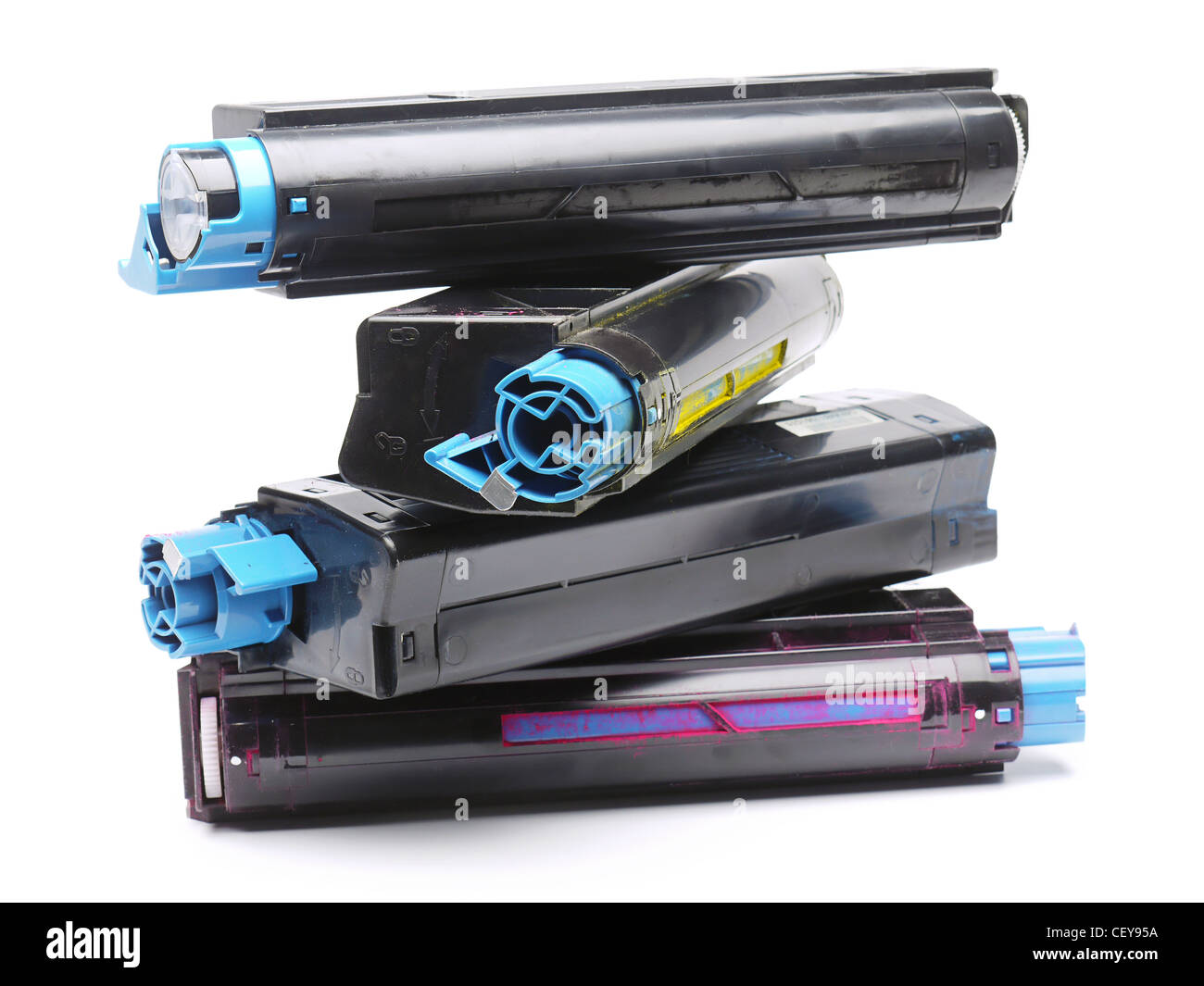 Pile de quatre cartouches de toner imprimante laser de Cyan, Magenta, Jaune et Noir tourné sur fond blanc Banque D'Images