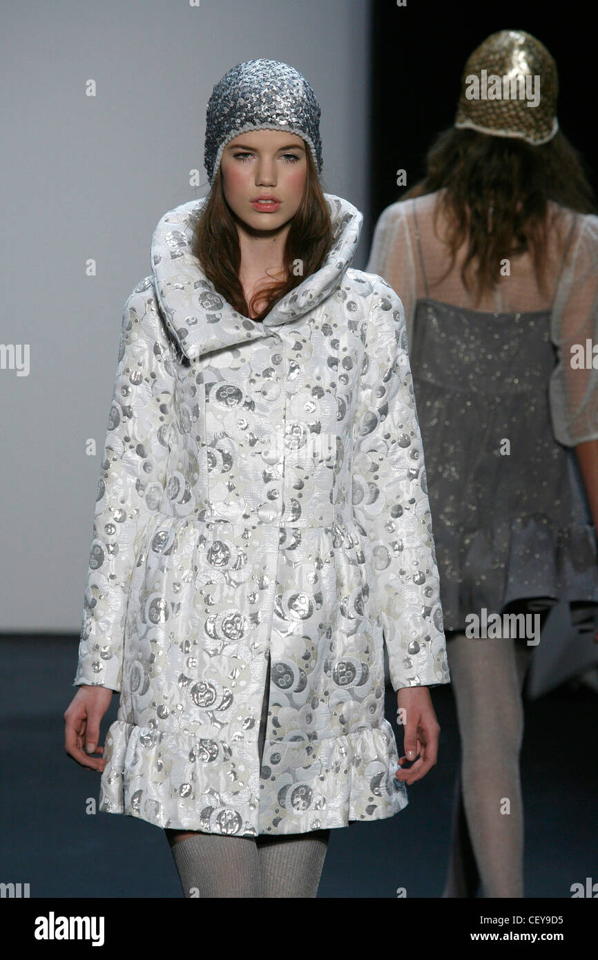 Erin Fetherston New York Prêt à Porter Automne Hiver Modèle vêtu de blanc et d'argent manteau jacquard à motifs jupe en forme de cloche, Banque D'Images