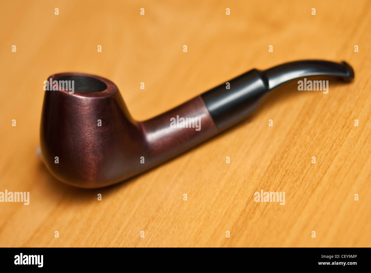 Pipe d'origine sur fond de bois. Focus sélectif. Banque D'Images