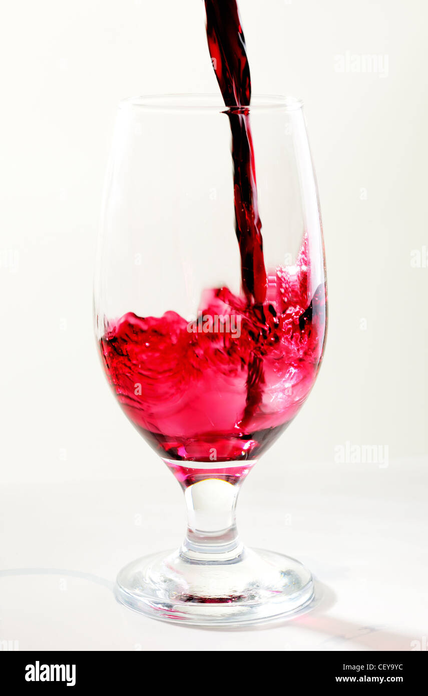 Verser un verre de vin rouge Banque D'Images