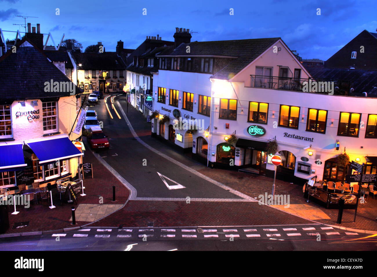 Poole Quay, Dorset, au crépuscule, Poole, Dorset BH15 1AB montrant Corkers bar et High Street Banque D'Images