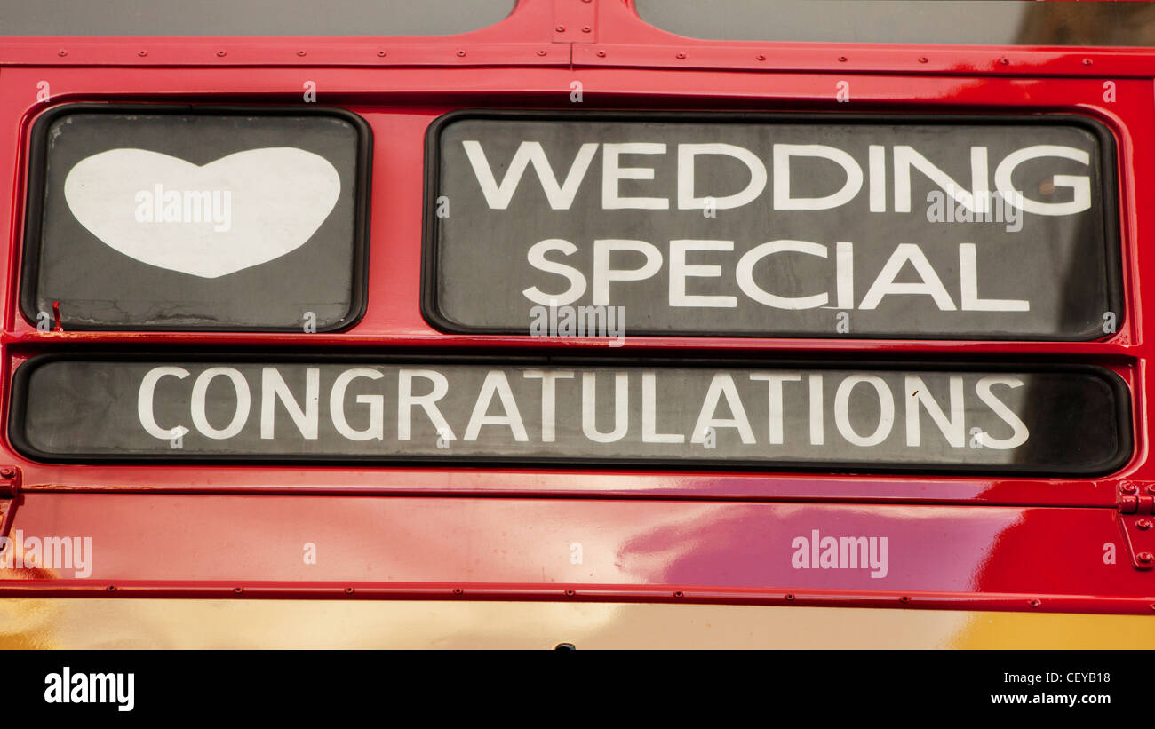 Un bus routemaster déclassés avec un jour de mariage affiche comme destination Banque D'Images