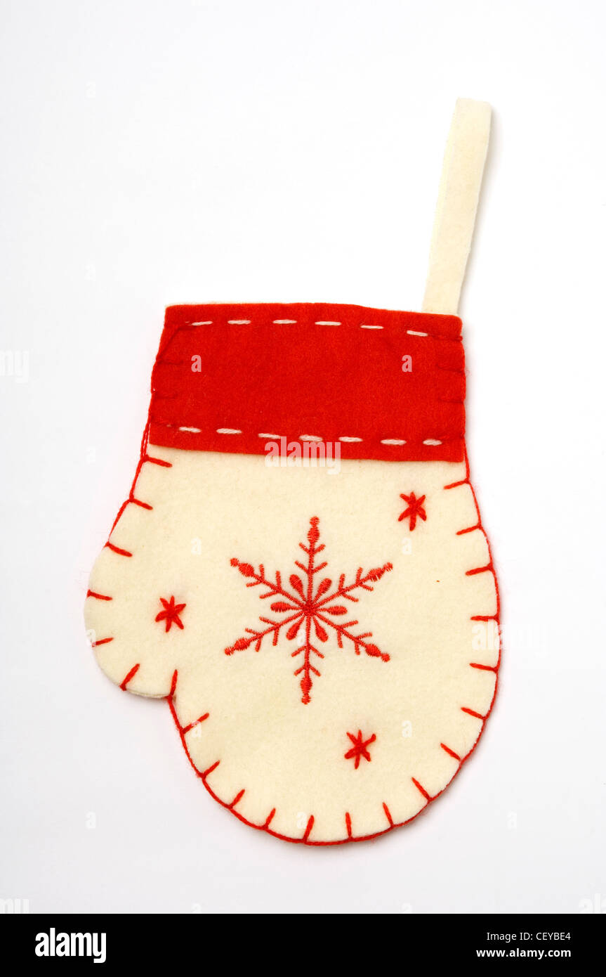 Feutre rouge et crème en forme de moufle hanging décoration d'arbre de Noël  avec coutures contrastantes et brodé Motif flocon Photo Stock - Alamy