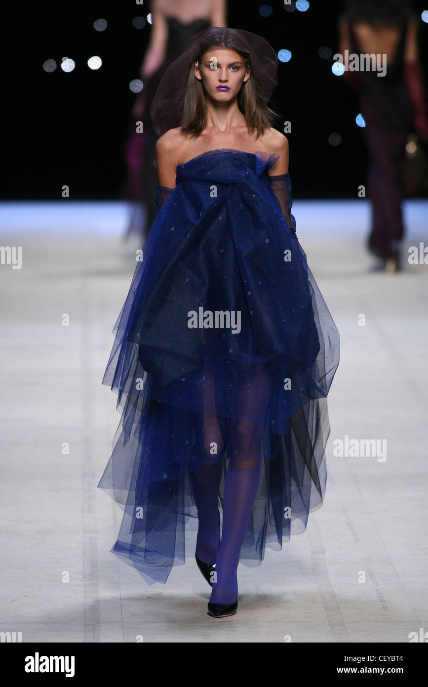 Bleu foncé et organza bretelles recueillies volumineux sous-tapis en soie, robe  marron avec voile, collants bleus et noir chaussures cour Photo Stock -  Alamy