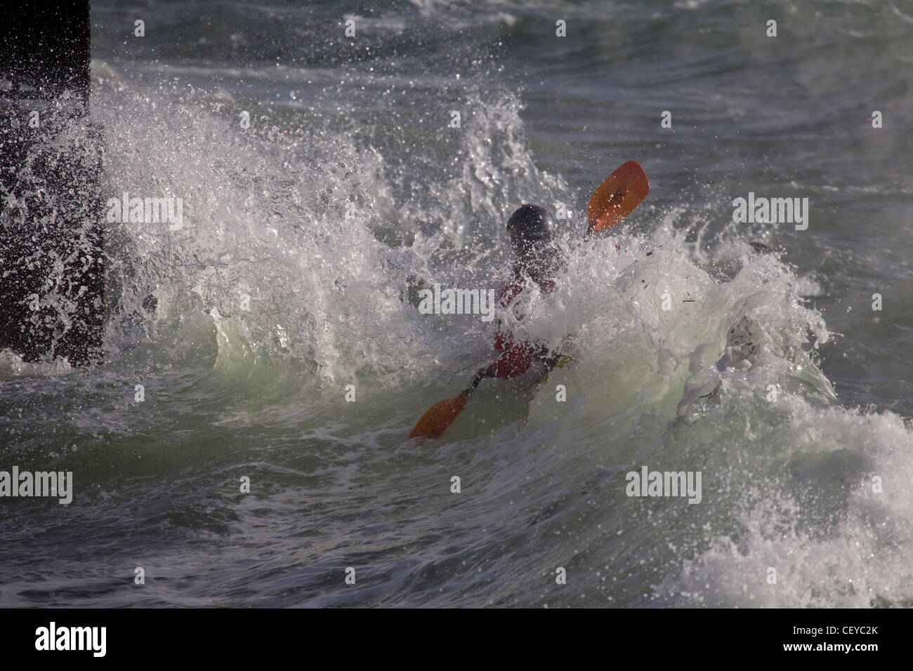 Les vagues au large de kayakiste Alki Point par gros temps, Puget Sound, Seattle, Washington Banque D'Images