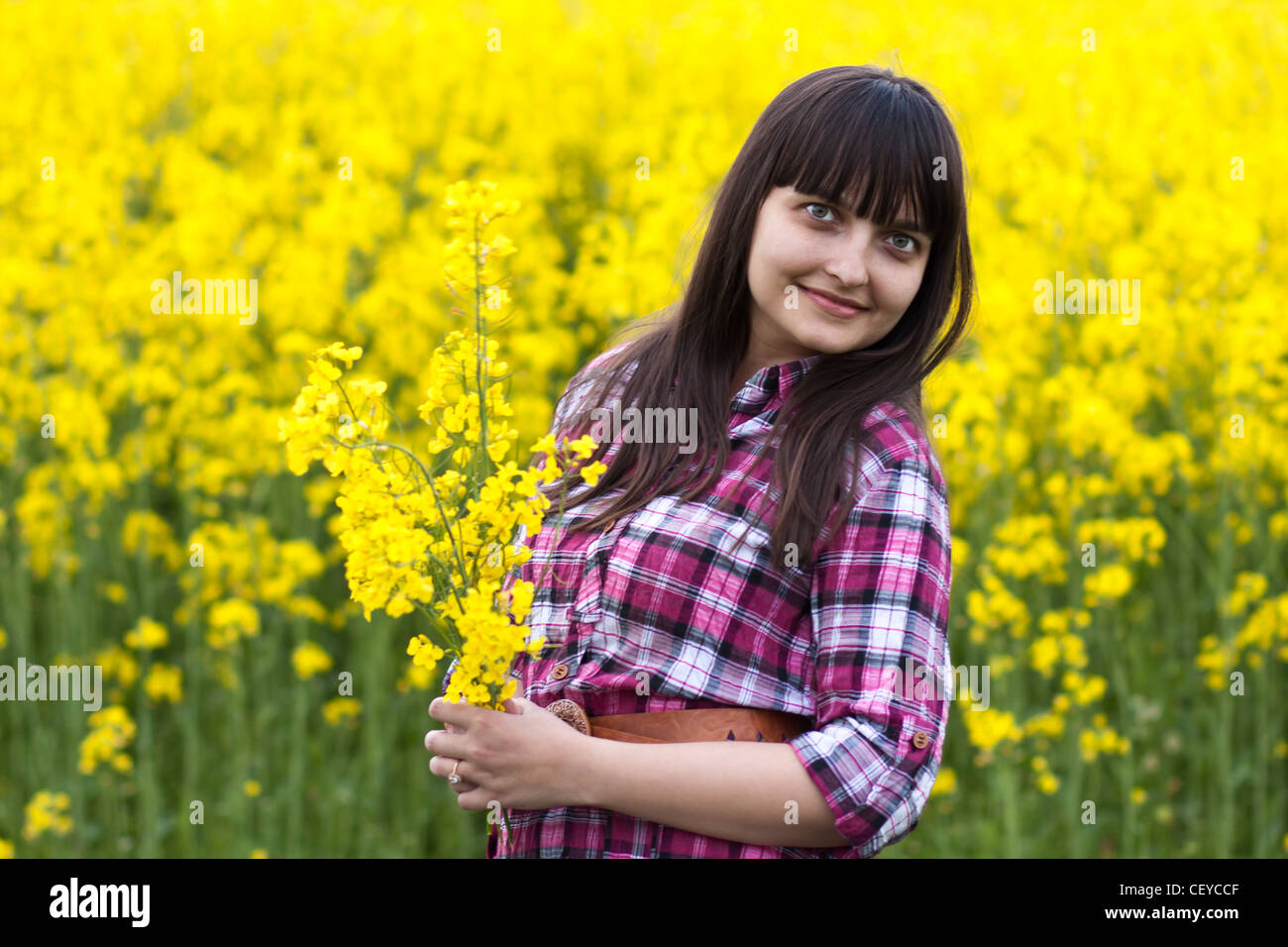 Portrait de la belle jeune femme au champ vert. Focus artistique. Banque D'Images