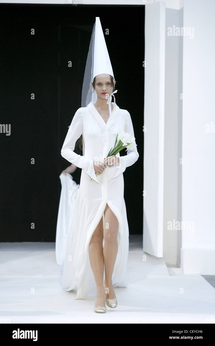 Agnes B Paris Prêt à Porter Automne Hiver Mannequin portant une robe de  mariée blanche et un chapeau conique blanc Photo Stock - Alamy