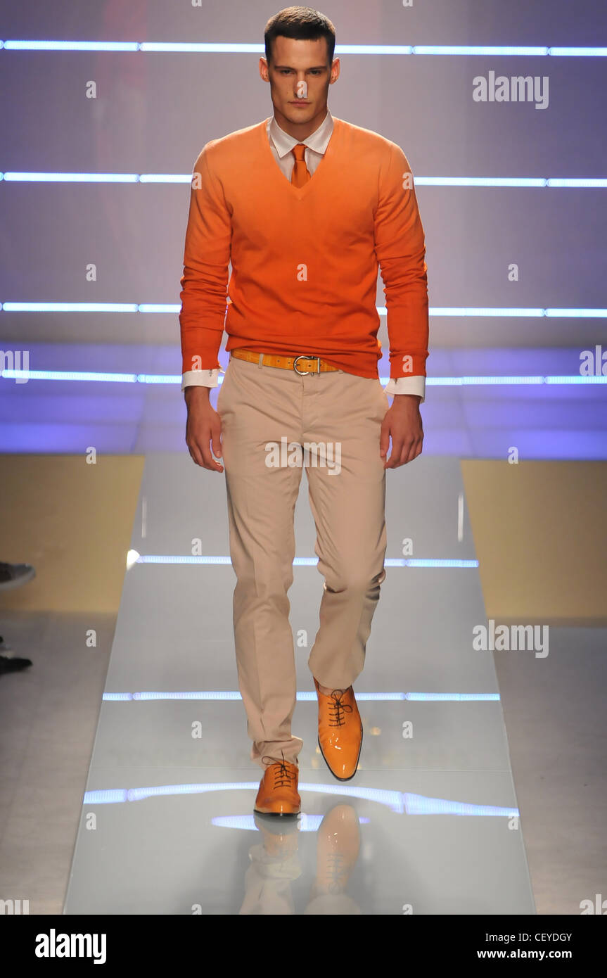 Salvatore Ferragamo Milan Prêt à porter printemps été mannequin portant un  pantalon beige, ceinture orange, orange, blanc chaussures brevet Photo  Stock - Alamy