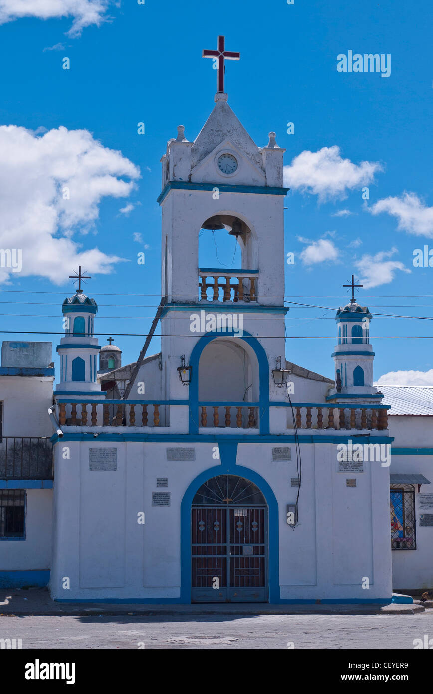 Façade de l'Église catholique au village de Luz Nord, l'Équateur. Banque D'Images