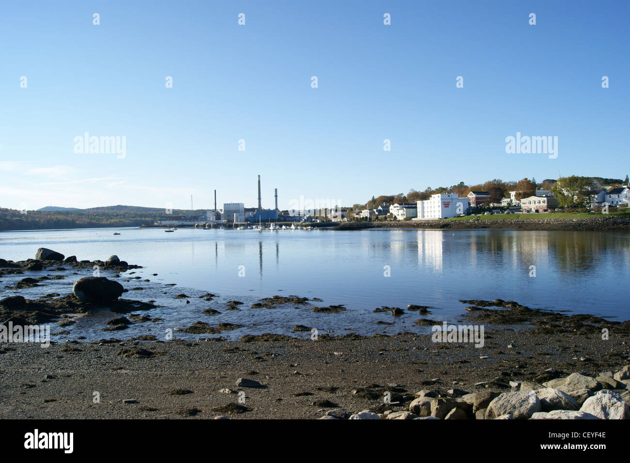 Vue éloignée sur le verso moulin à papier sur la rive de la rivière Penobscot, Maine, Bucksport. Banque D'Images