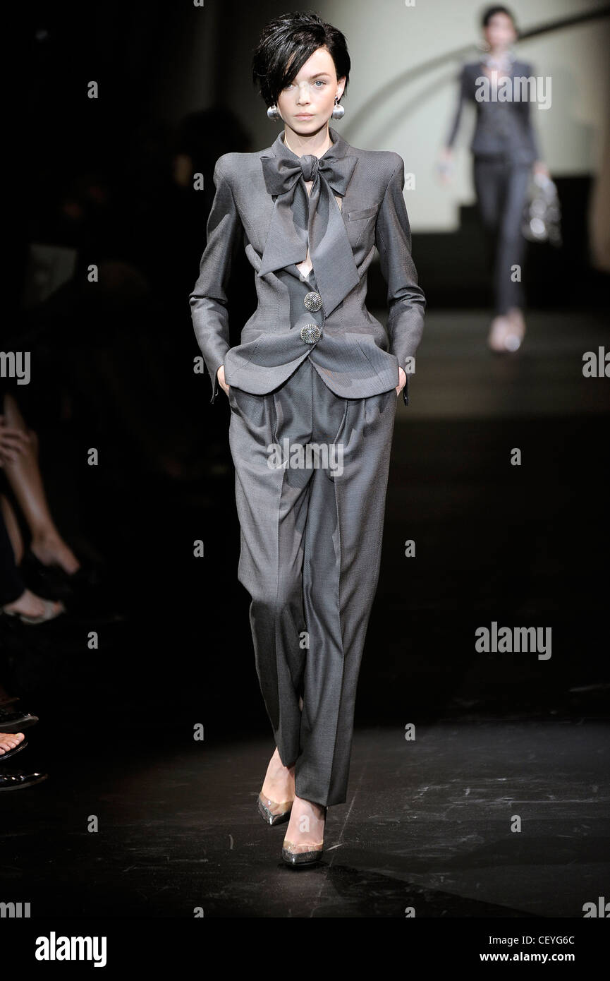 Giorgio Armani Haute Couture Paris Automne Hiver court modèle brunette,  cheveux gris vêtu d'un tailleur pantalon en deux pièces, Détail bow Photo  Stock - Alamy