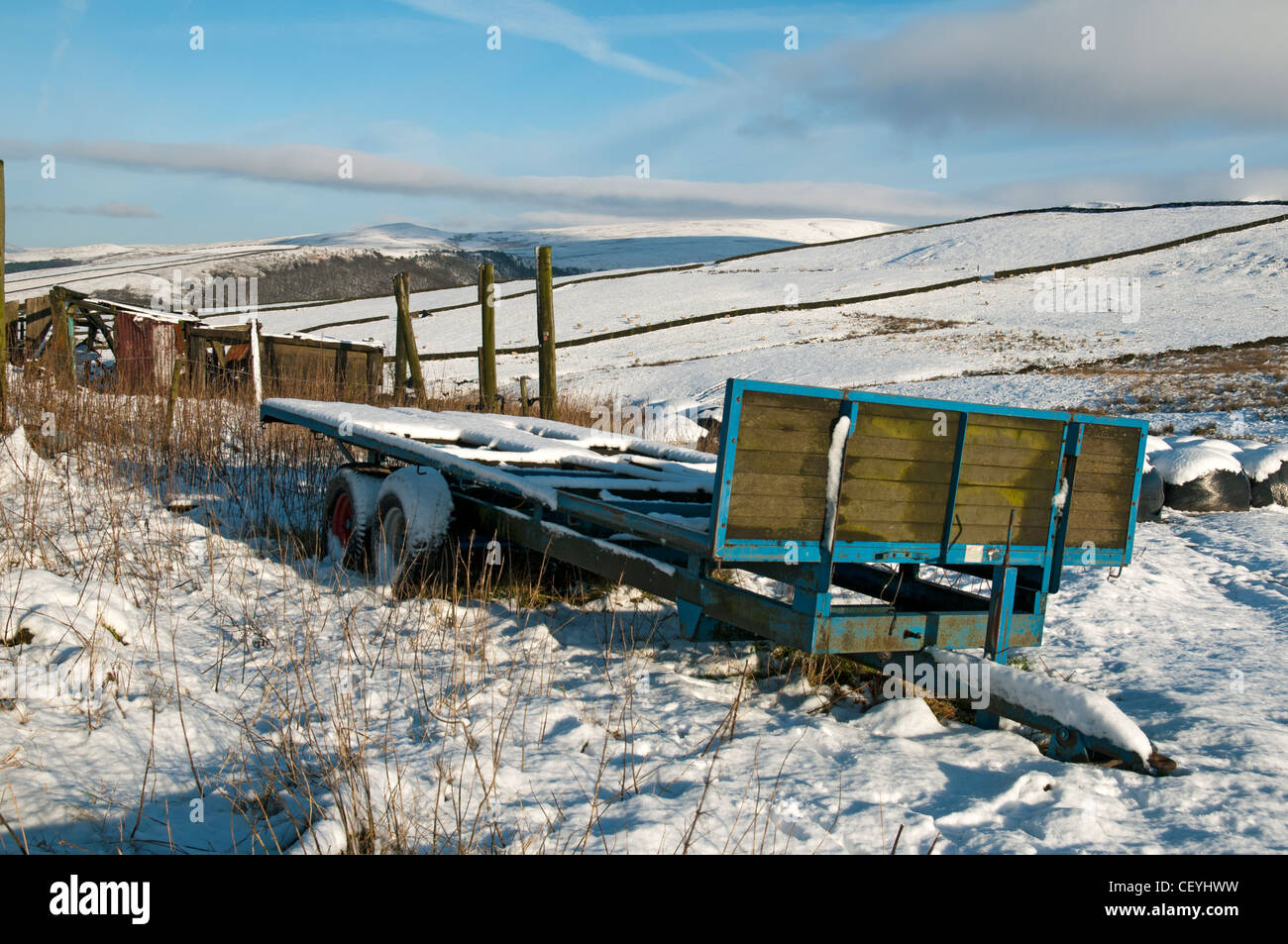 Remorque agricole couvert de neige près de Chinley, tête Chinley, Peak District, Derbyshire, Angleterre, Royaume-Uni. Banque D'Images