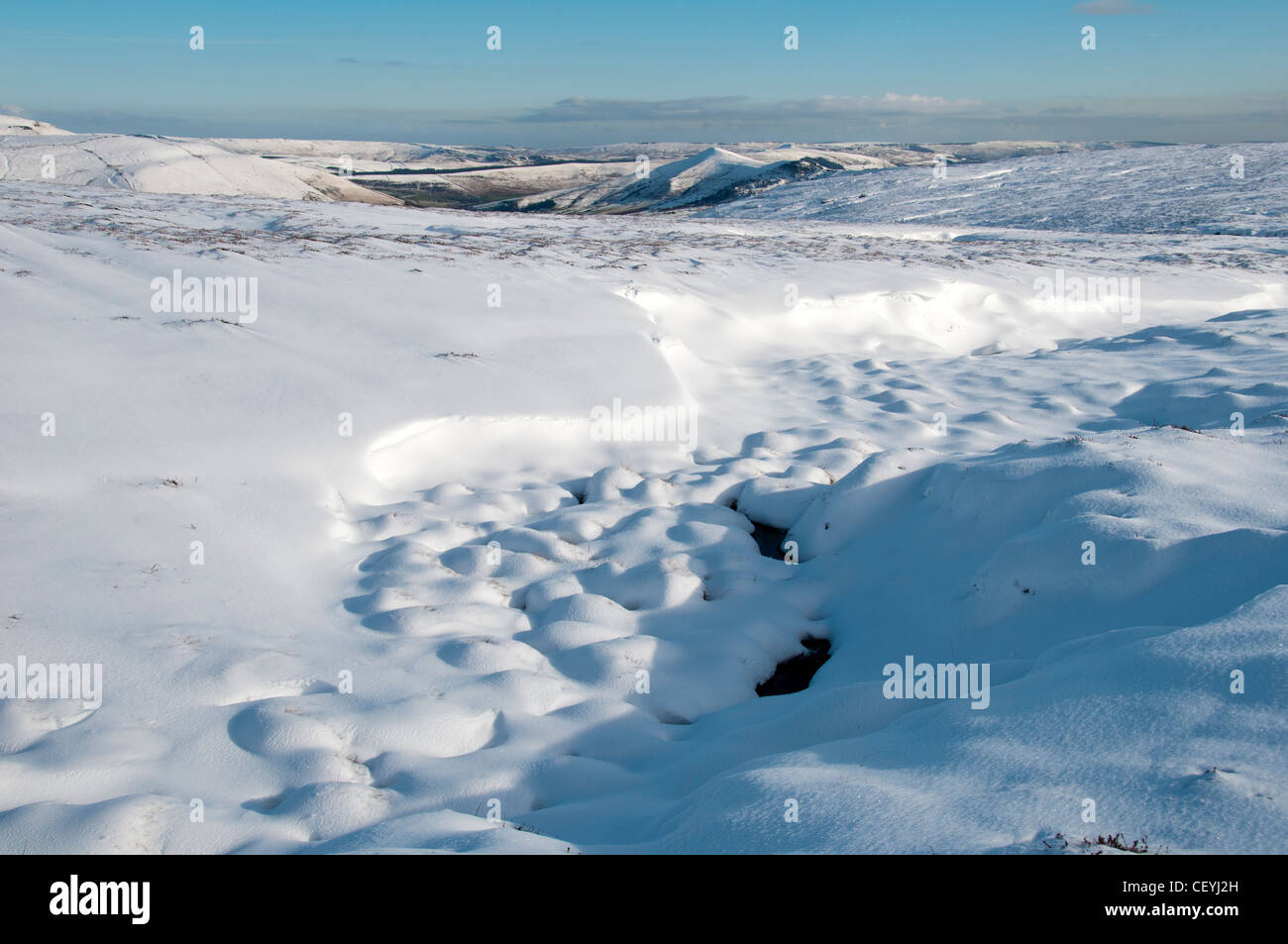 Les amoncellements de neige sur Brown Knoll. À l'égard Edale dans la distance, Peak District, Derbyshire, Angleterre, Royaume-Uni. Banque D'Images