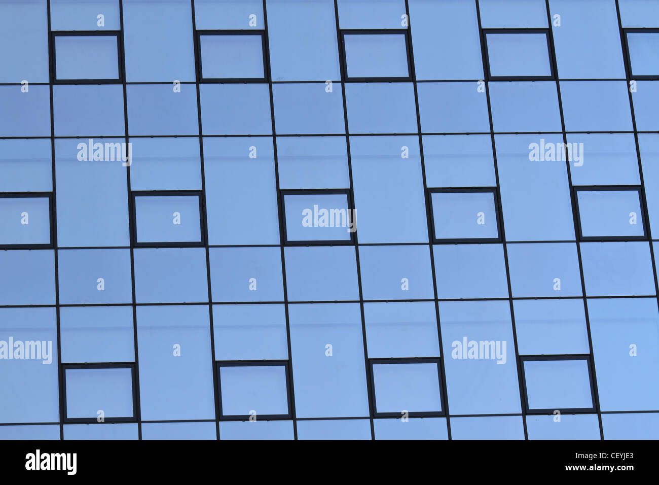 Façade de verre moderne office tower en face de ciel bleu Banque D'Images