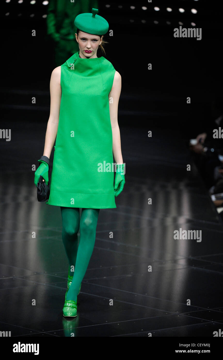 G Star New York Prêt à Porter Automne Hiver Green comprimé fort hat, verte  petite robe sans manches avec col haut, des gants verts, vert Photo Stock -  Alamy