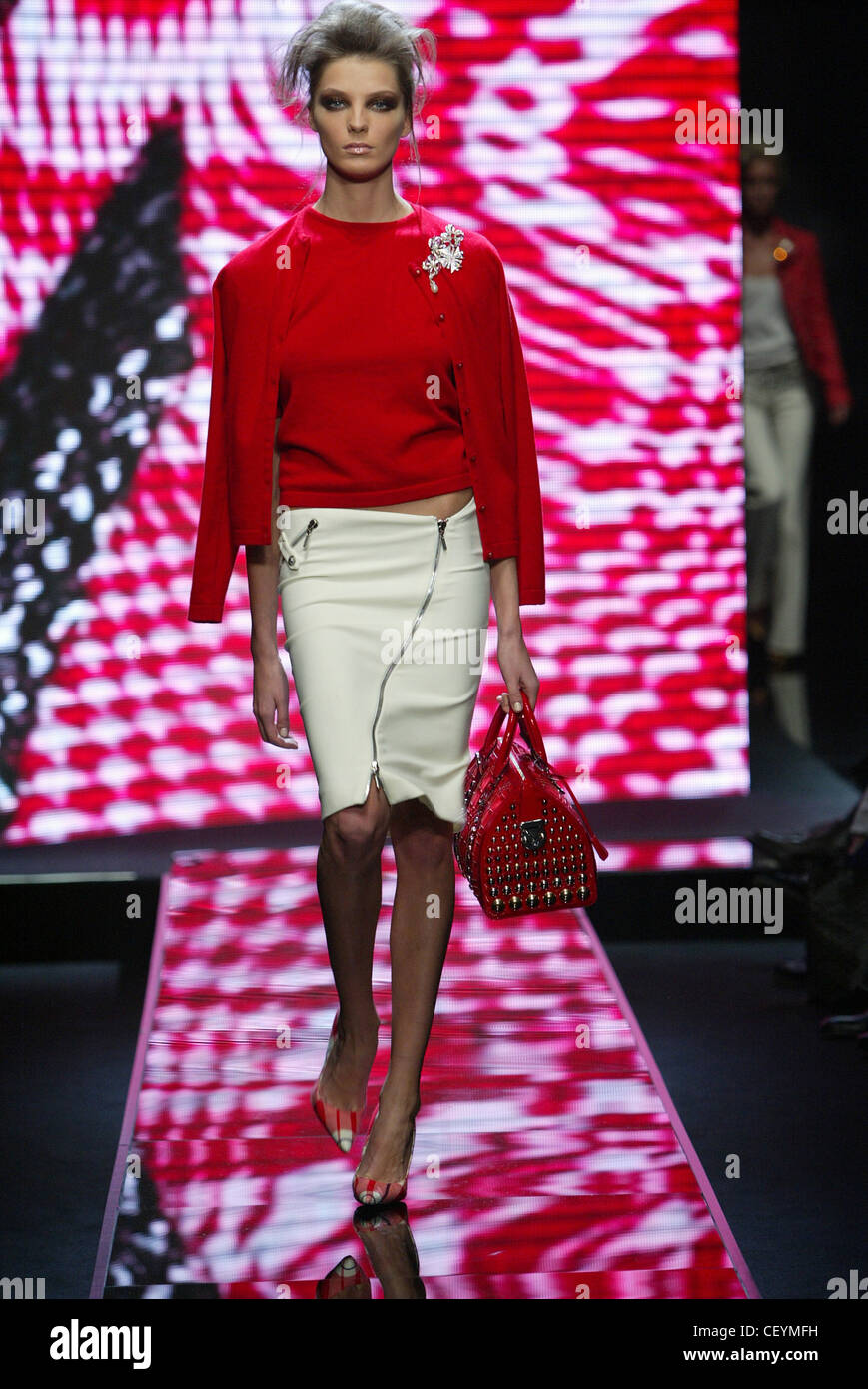 Versace Milan Automne Hiver Modèle bouffant brunette cheveux visage, wearing red top, red cardigan drapé sur les épaules de l'argent Banque D'Images