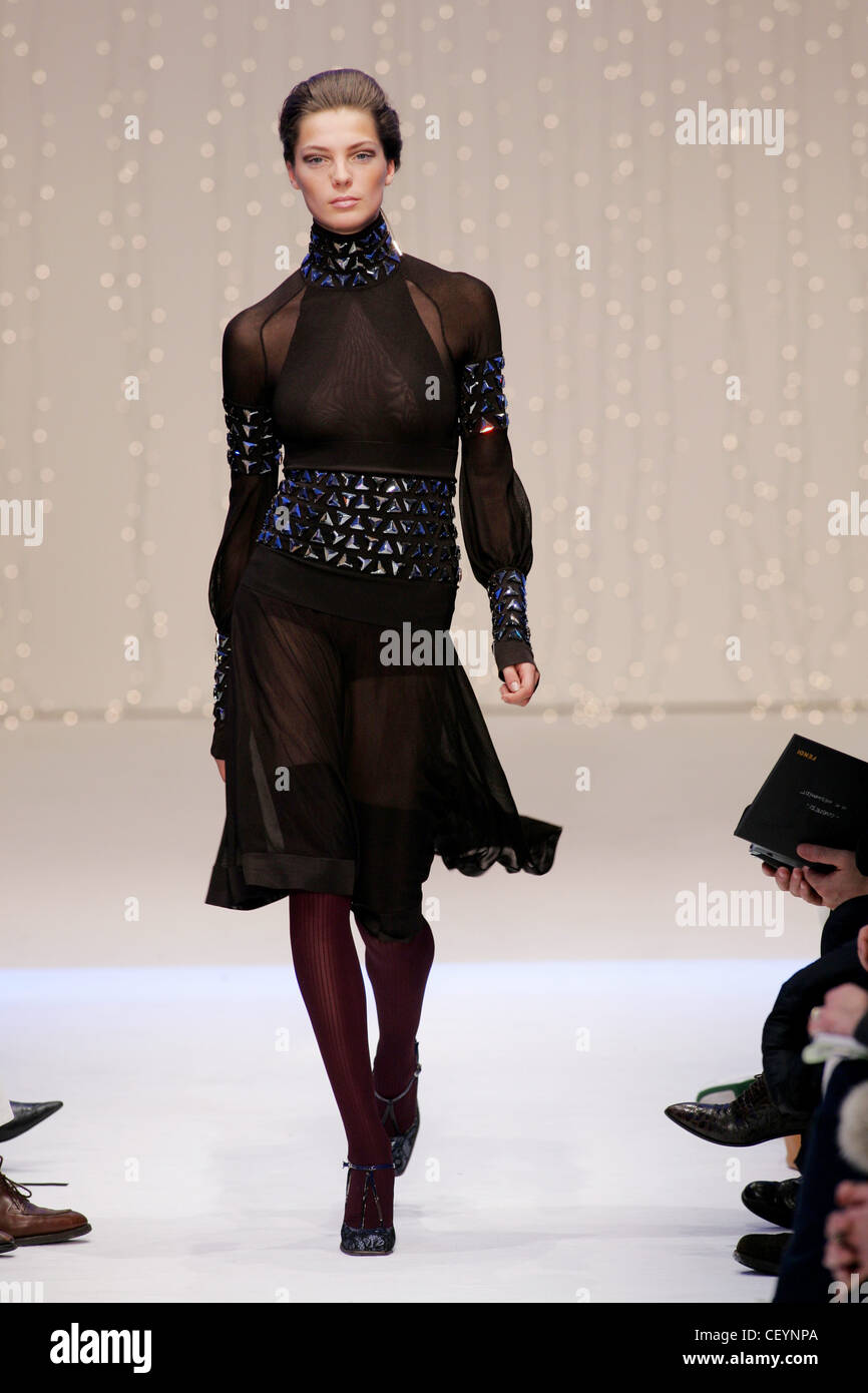 Fendi Milan Prêt à Porter Automne Hiver modèle Daria Werbowy ukrainienne-canadienne portant robe noire transparente swirly hold-up Banque D'Images