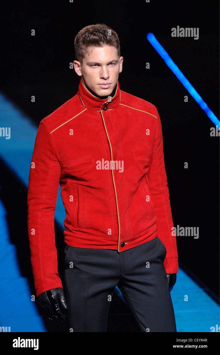 Vêtements pour hommes Versace Milan Prêt à Porter Automne Hiver modèle masculin portant dvae rouge vif or veste degarnissage détail, Banque D'Images