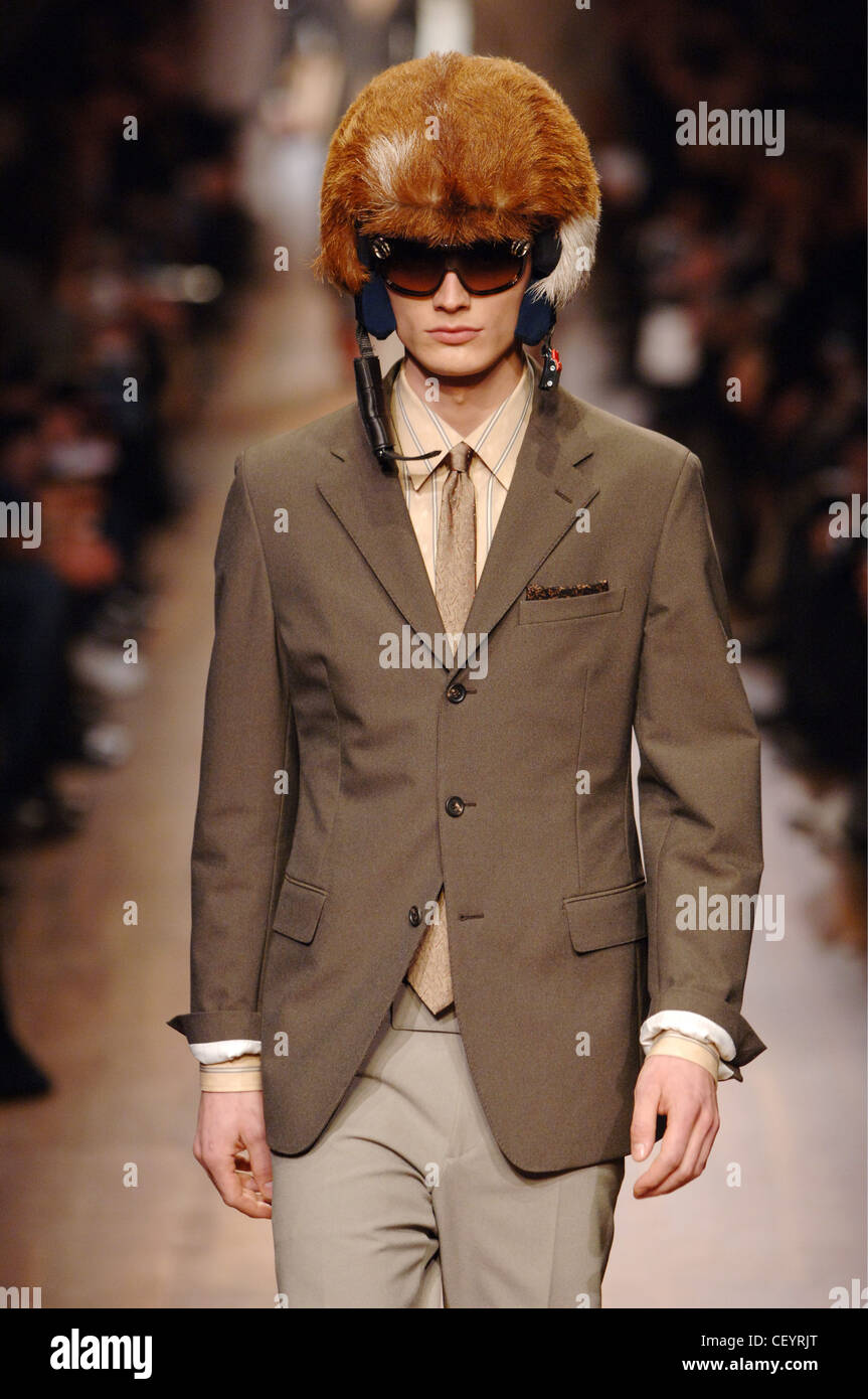 Prada Milan Vêtements d'un homme portant un W monté costume dans des tons  brun avec un casque couvert de fourrure brune et des lunettes Photo Stock -  Alamy