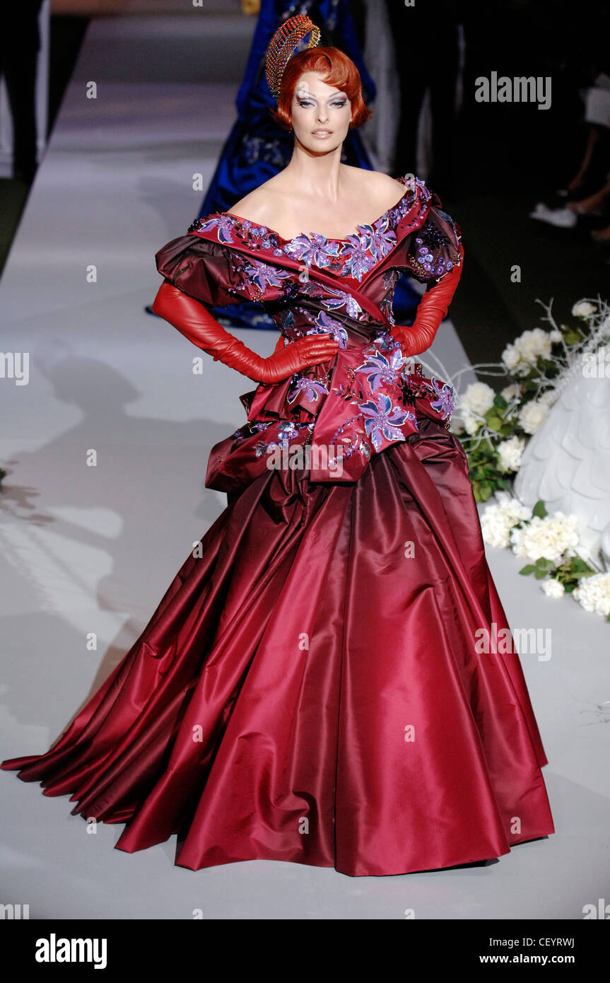 Dior Haute Couture Paris Automne Hiver Modèle Linda Evangelista cheveux  rouge et or en forme de feuilles de pourpre et de porter une coiffure Photo  Stock - Alamy