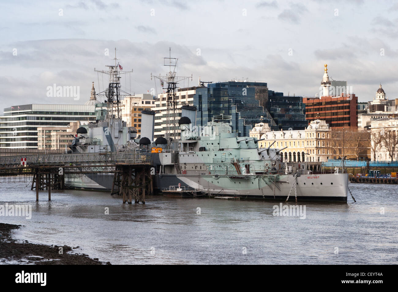 Le HMS Belfast amarré sur la Tamise à Londres. Actuellement fermé après l'effondrement de la passerelle. Banque D'Images