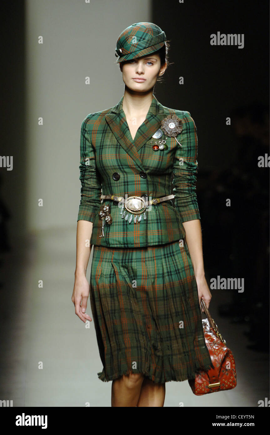 Bottega Veneta Prêt à porter un modèle Milan W Isabeli Fontana portant  tartan vert et marron style hat double correspondant Photo Stock - Alamy