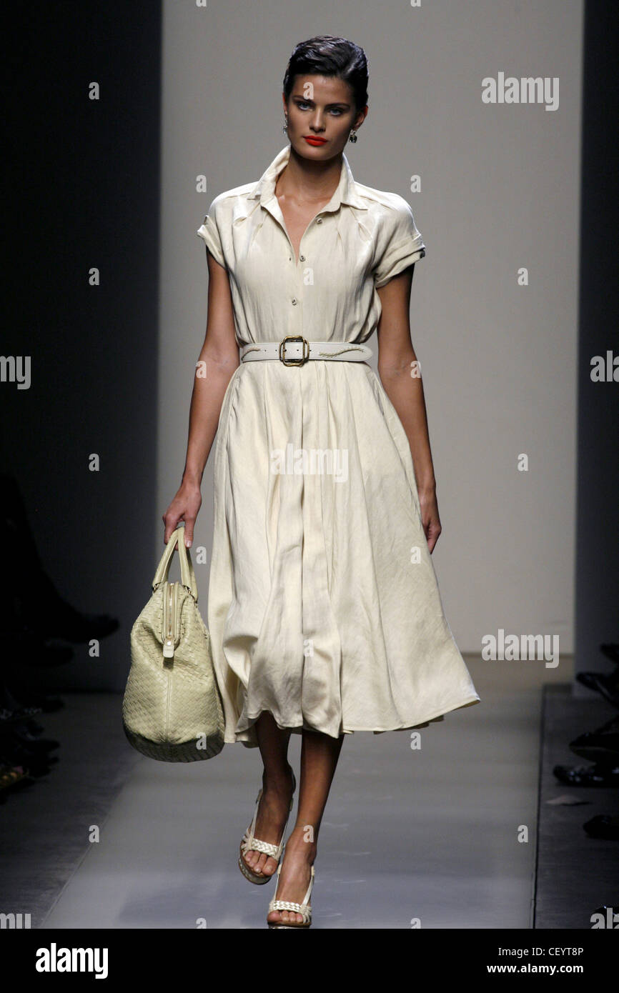 Bottega Veneta Milan Prêt à porter printemps été modèle brésilien Isabeli  Fontana exerçant son sac à main en cuir, habillés en beige Photo Stock -  Alamy