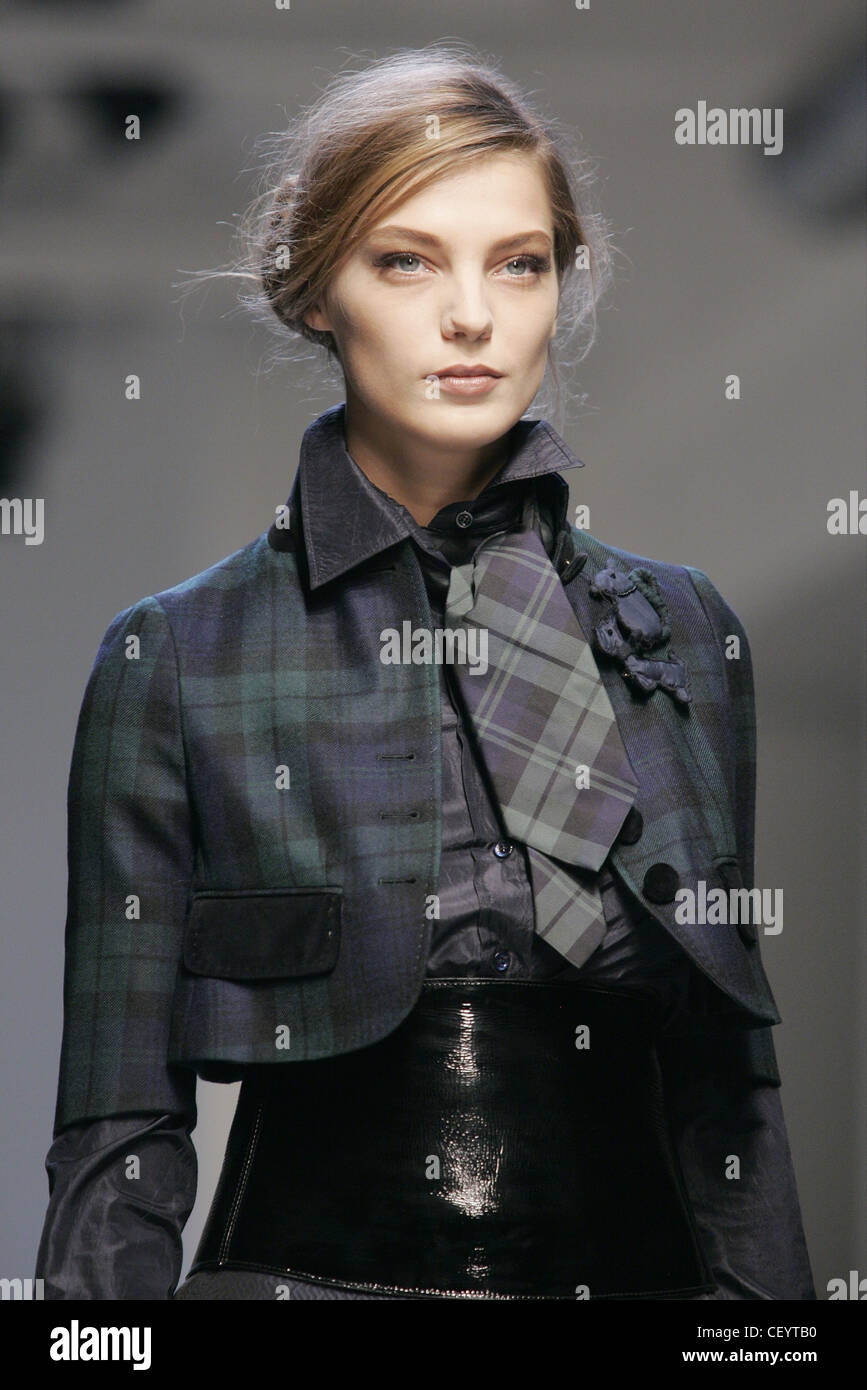 Moschino Prêt à porter un modèle Milan W Daria Werbowy attacher les cheveux blond vêtu de noir sans cravate tartan chemise à manches Banque D'Images