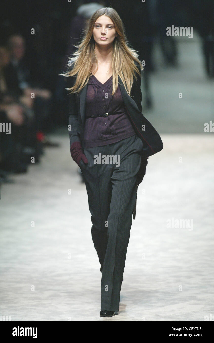 Burberry Prêt à porter un modèle Milan W Daria Werbowy avec de longs cheveux droits portant une veste et pantalon milleraies sur mesure Banque D'Images