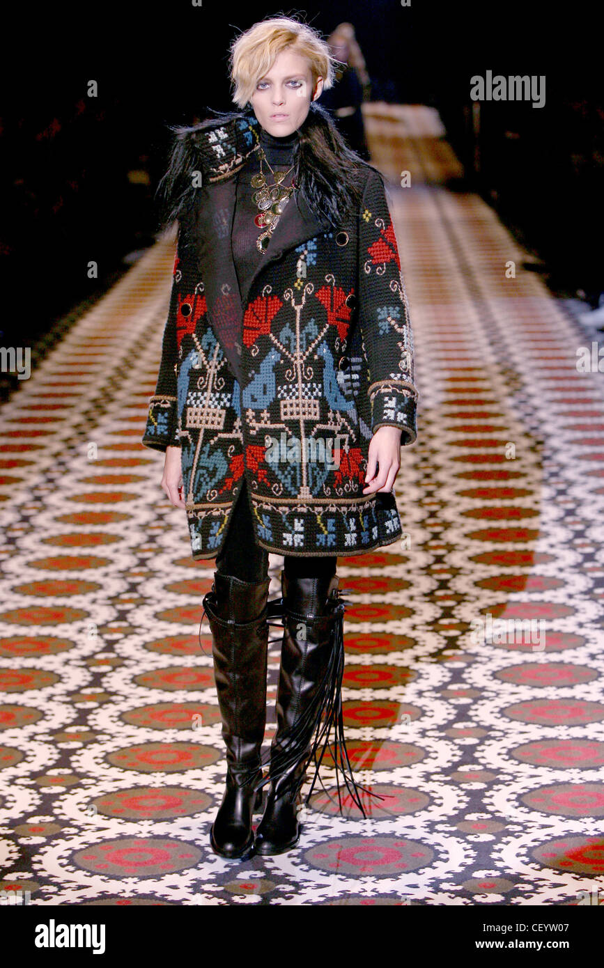 Gucci Milan Prêt à Porter Automne Hiver mannequin portant un pantalon noir  serré, haute de genou bottes en cuir et manteau tissé laine Photo Stock -  Alamy