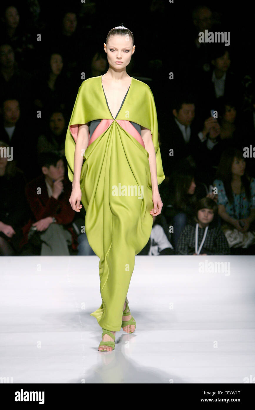 Kenzo Paris Prêt à Porter Automne Hiver Femme avec des cheveux updo, vêtu  de vert citron robe drape Photo Stock - Alamy