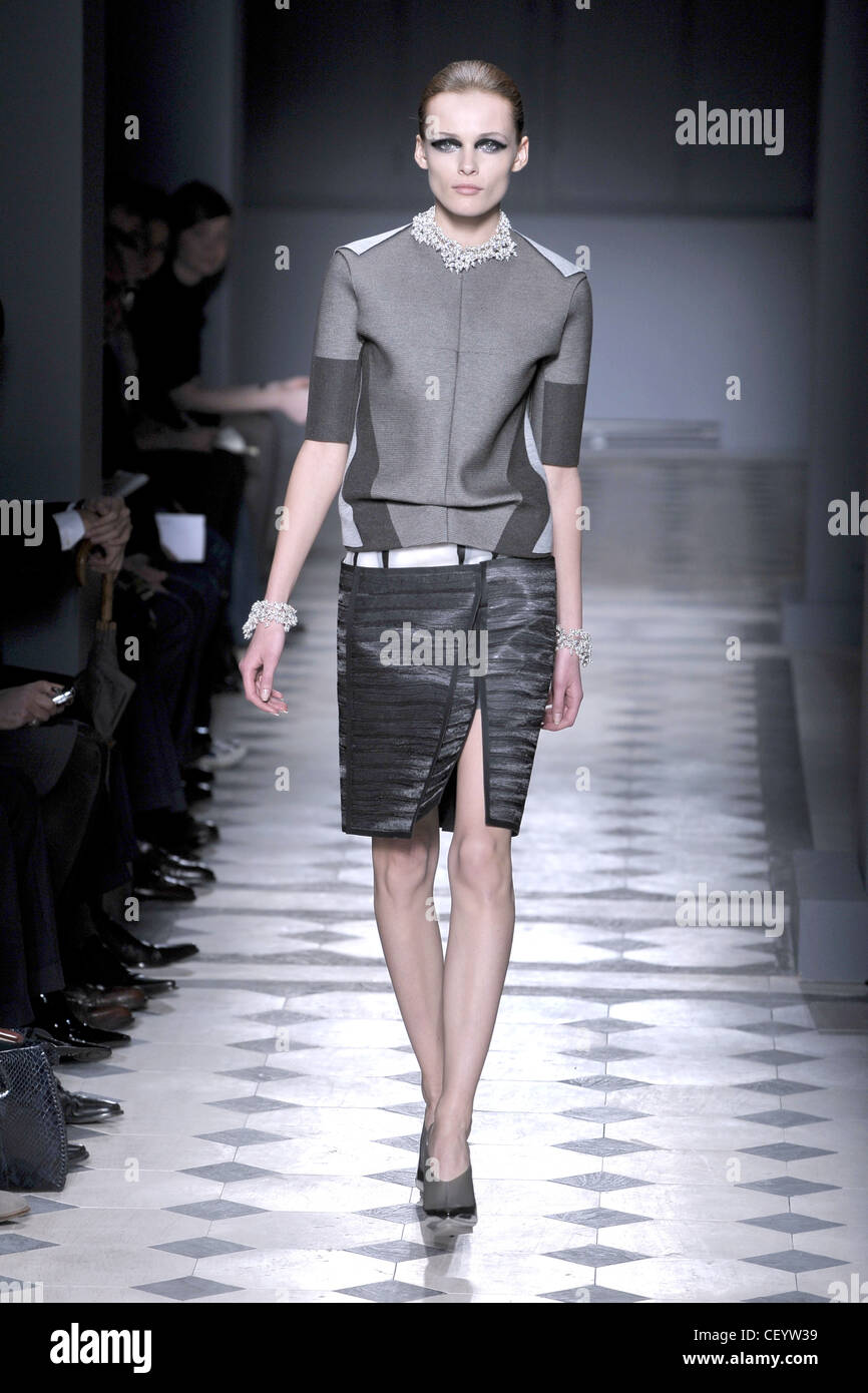 Balenciaga Paris Prêt à Porter Automne Hiver Mannequin portant une jupe  métallique gris une fente et un top à motifs géométriques gris Photo Stock  - Alamy