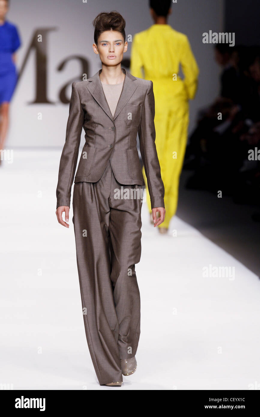 MaxMara Milan Pret a Porter Printemps Ete Model Isabeli Fontana portant tailleur pantalon baggy moka avec quiffed seche Photo Stock Alamy