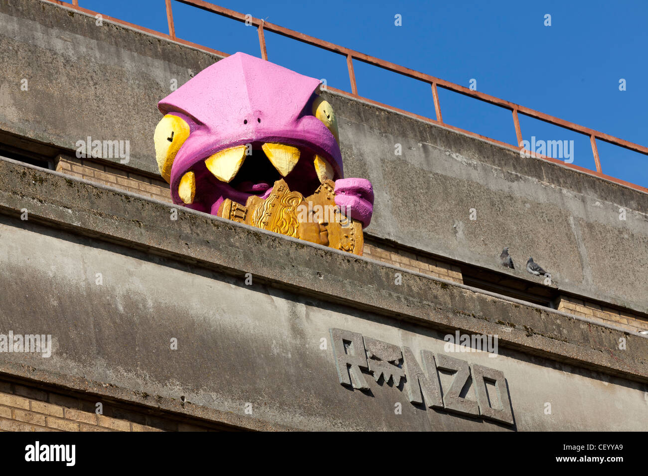 La crise du crédit "Crunchy Monster' Street Art Par Ronzo, Gray Eagle Street, Londres, Angleterre. Banque D'Images