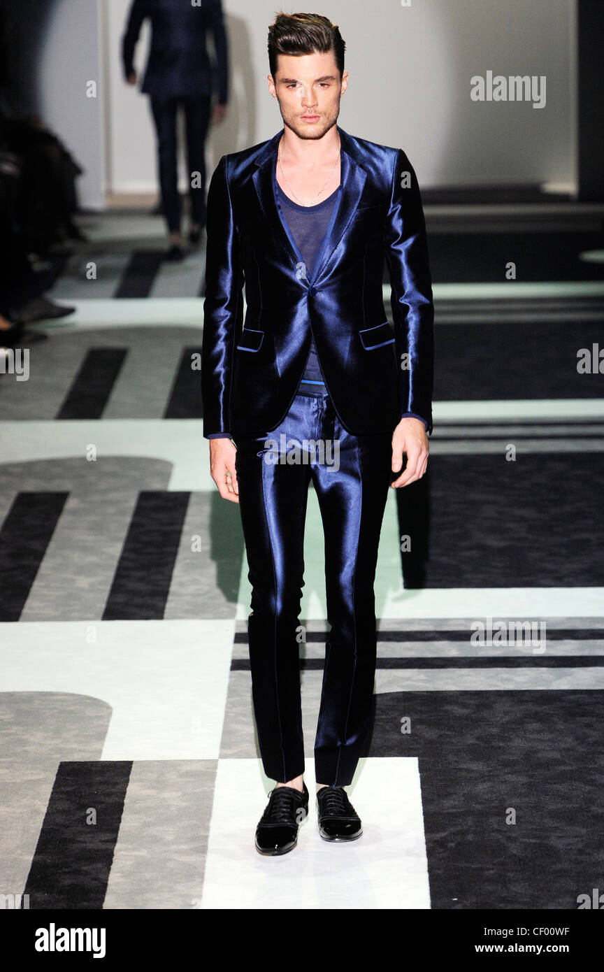 Milan Gucci Prêt-à-porter printemps été homme portant tailleur pantalon  bleu foncé métallisé Photo Stock - Alamy