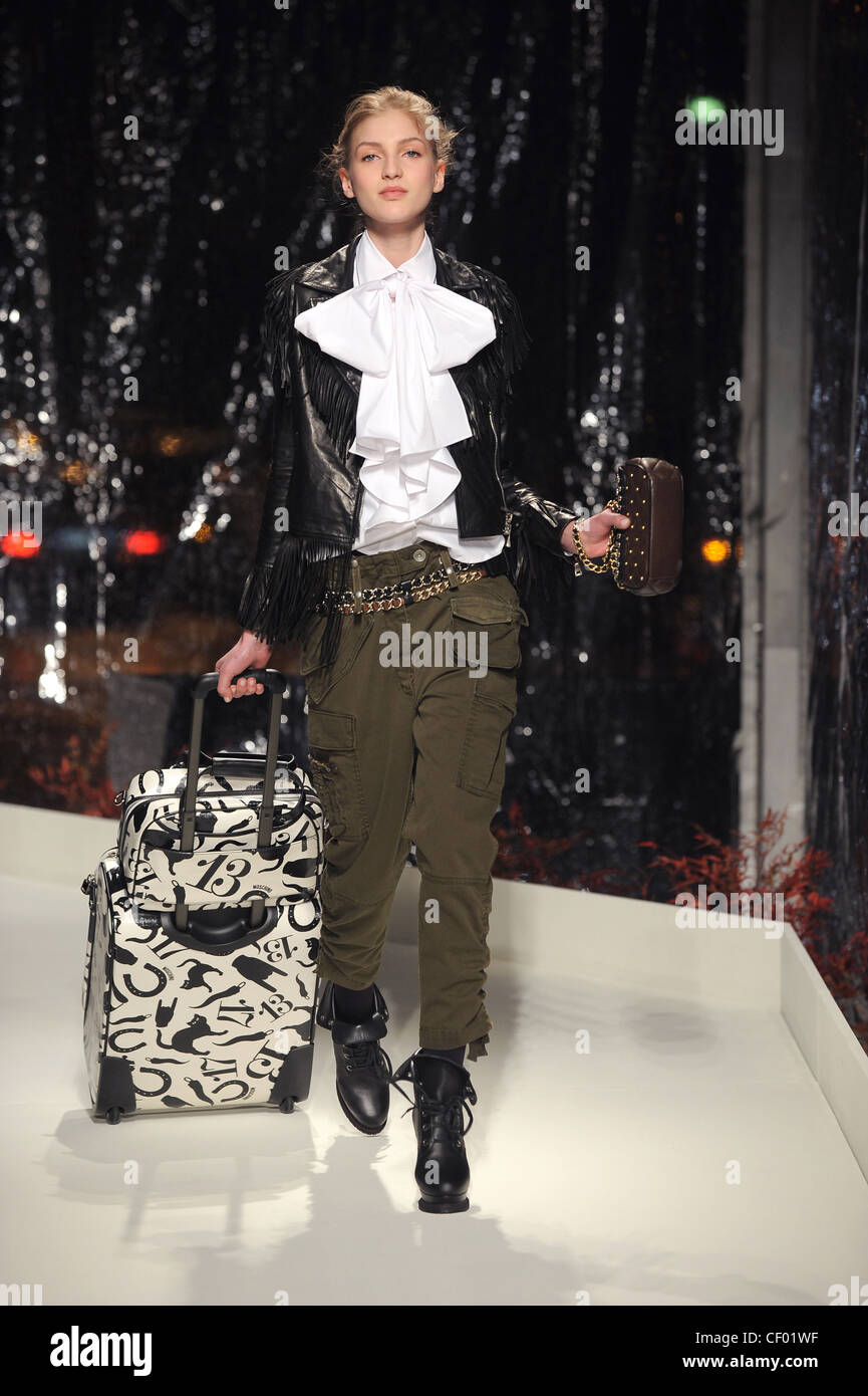 Moschino Cheap n Chic Milan Prêt à Porter Automne Hiver Femme Veste en cuir  noire pampilles portant sur chemisier blanc ébouriffé Photo Stock - Alamy