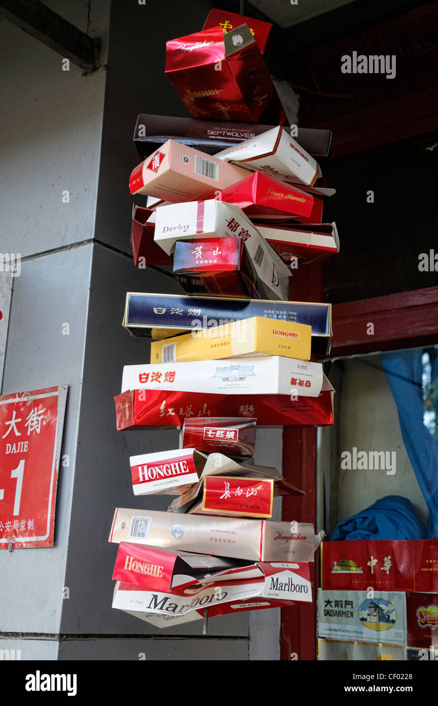 Pile de cartons de cigarettes étendus dehors shop, les marques occidentales chinois beijing china Banque D'Images