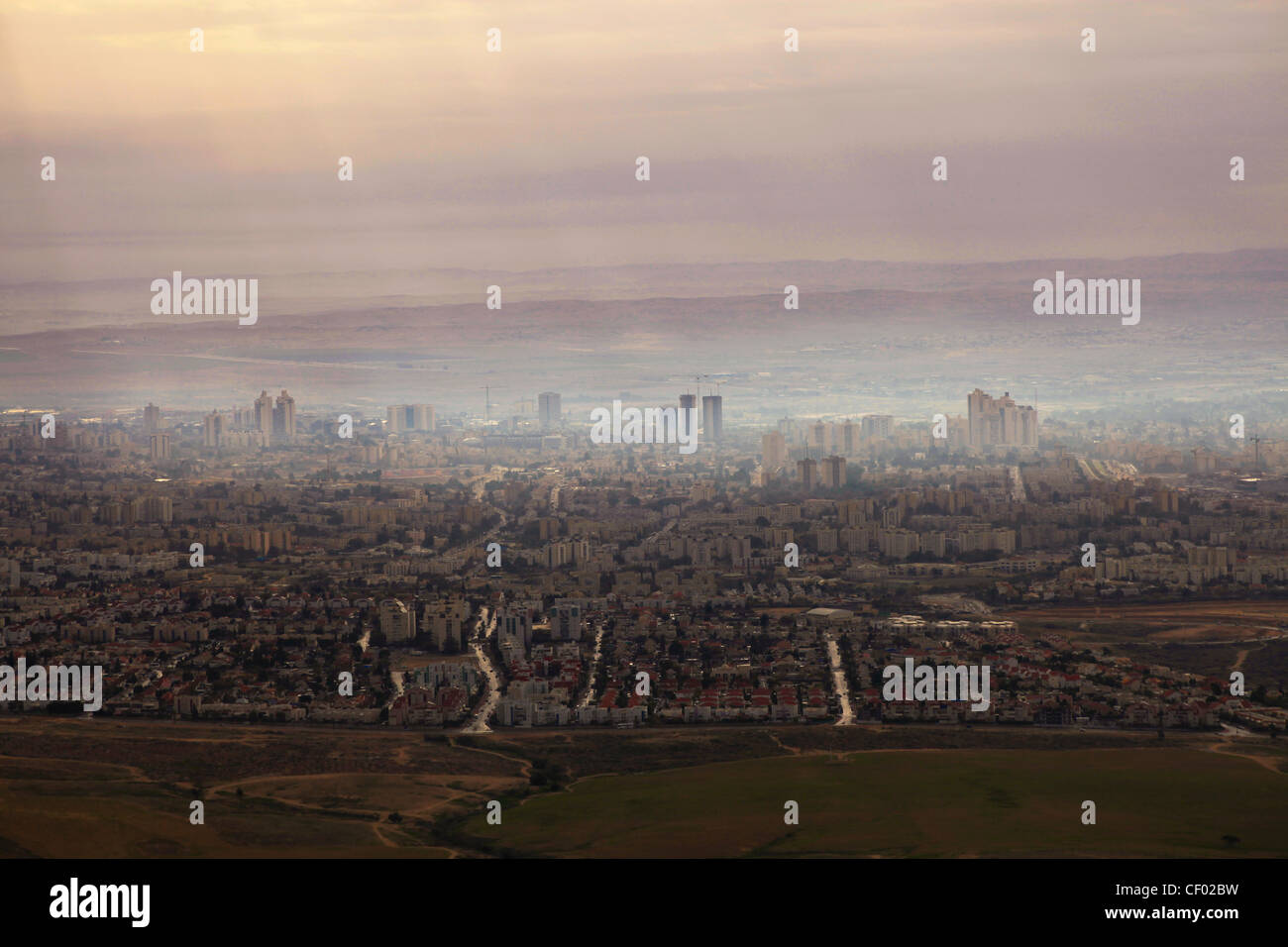 La vue aérienne de Beersheba a aussi été l'épine de Beer-Sheva, la plus grande ville Dans le désert du Néguev du sud d'Israël Banque D'Images