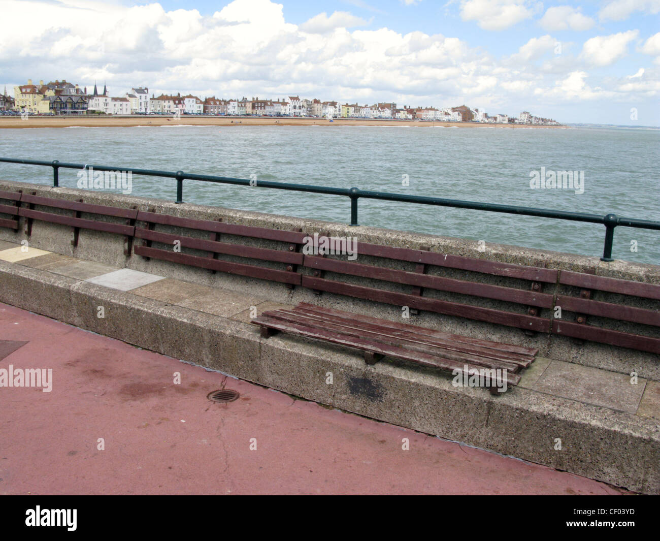 Un banc sur la jetée de Deal, Kent, avec la mer en dessous, et la ville et de la plage à la fois visible. Banque D'Images